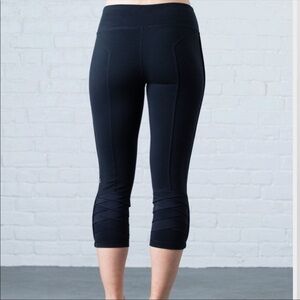 Crane & Lion Black Tiered leg Cropped Athletic Leggings